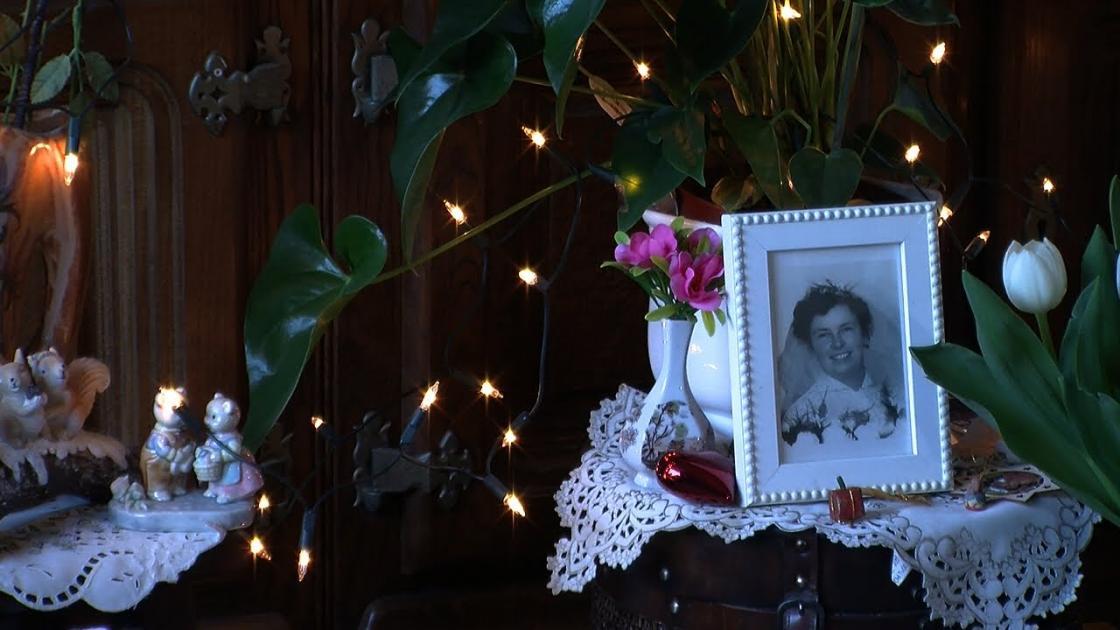 Foto van Greetje tussen boeketten bloemen