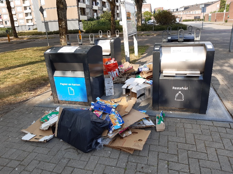 zwerfvuil bij ondergrondse vuilniscontainer