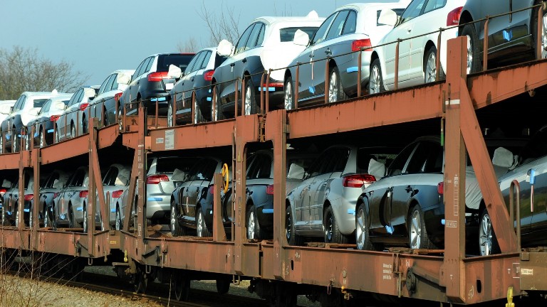 splinternieuwe auto's op trein