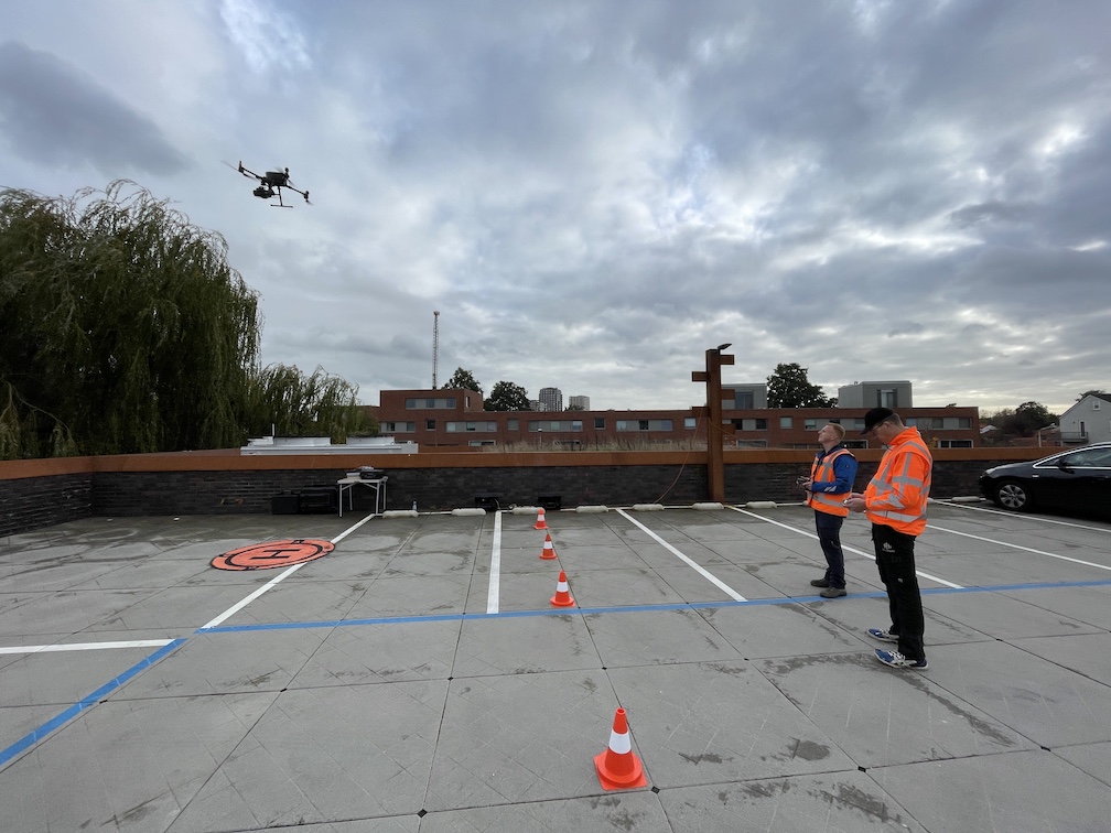 Drone EyeFly stijgt op van Aldi parkeerdek Amersfoort